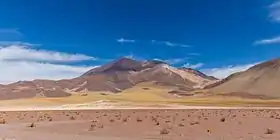 Le Cerro del Azufre vu depuis la Lagune Cañapa en Bolivie.
