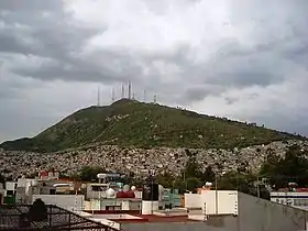 Le Cerro del Chiquihuite cerné par l'urbanisation.