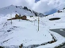 Le refuge Napoléon sur la route des Grandes Alpes.