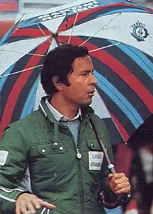 Photo d'un homme avec un parapluie bleu, blanc et rouge