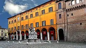 La Fontaine Masini et le Palazzo Comunale