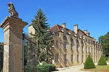 Entrée et façade du château de Cessey.