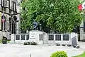 Monument aux morts près de la cathédrale, avec le groupe "La dernière relève" du sculpteur Gaston Broquet.