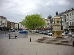 La fontaine sur la place, enlevée en 2019.