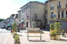 Le haut de la place du marché, centre historique et commerçant de Châlus