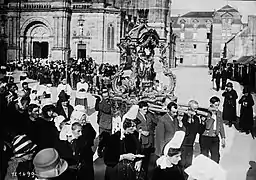 Sainte-Anne-d'Auray : procession du 26 juillet 1927, la châsse de sainte Anne.