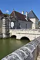 Bâtiments et douves de l'ancien château.