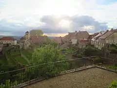 Vestiges à l'emplacement de l'ancienne abbaye de Château-Chalon, en bordure de falaise, depuis le Belvédère Saint-Jean.