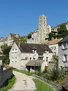 Vue sur la tour Saint-Thugal du moulin de Beaupoivre.