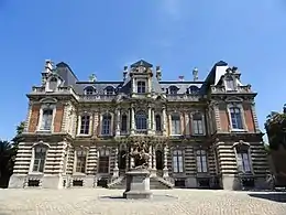 Le Château-Perrier, vu de l'avenue de Champagne.