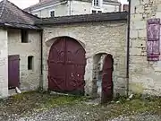 Accès au domaine par une porte charretière et une porte piétonne.