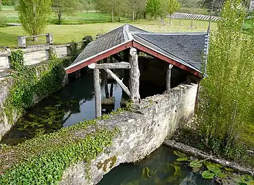 Lavoir dans le bourg sur le ruisseau de Mesplier.