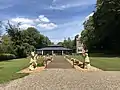 Bâtiment de l'orangerie avec sa passerelle.