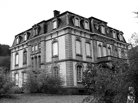 Château Lacourfaçades, toiture, vestibule, hall d'entrée, grand escalier avec cage, quatre pièces d'apparat avec décor, grille de clôture sur rue