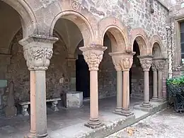 La galerie de cloître contre la grande salle.