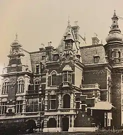 Château Pollet construit par Charles Pollet-Duthoit en 1884. Les initiales "Pollet-Duthoit" sont visibles sur la façade côté gauche.