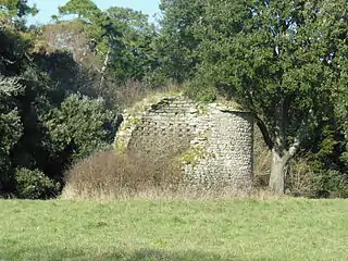Le colombier en ruines.