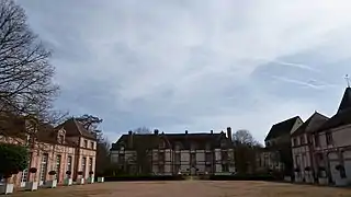 Château, église, cour et communs.