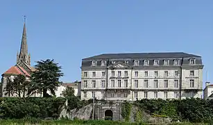 Le château d'Aiguillon et le chevet de l'église Saint-Félix.