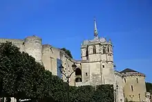 La chapelle Saint-Hubert du Château d'Amboise avec un renfort placé sur le rempart semble conforter la faisabilité de la thèse d'un temple en saillie