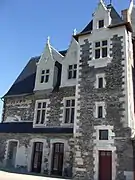 Vue du logis royal en 2013 de l'intérieur de la cour seigneuriale.