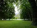 château pris de sous les arbres du parc