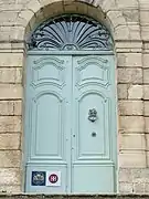 Vue détaillée de la porte d'entrée.