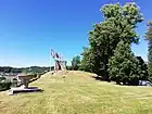 Parc des ruines et son chêne multi-centenaire sur la colline du Chapitre