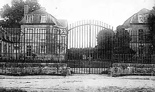 La grille du château au début du XXe siècle.