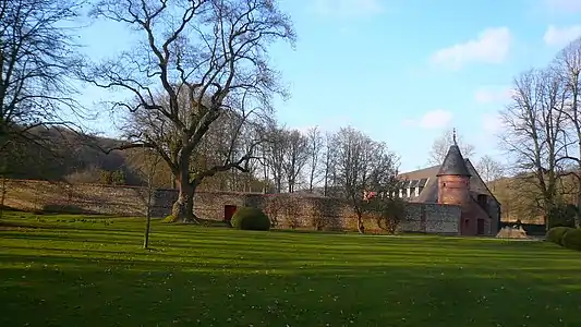 L'entrée sud-ouest ; derrière le mur, le potager.