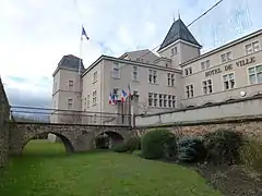 Façade méridionale et fossé du château d'Ombreval.