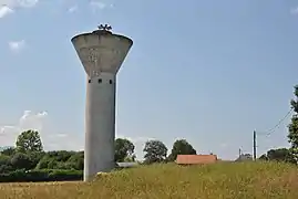 Photographie en couleurs, représentant un château d'eau.