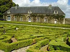 Les communs et le jardin à la française.