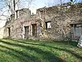 Ruines à l'entrée du domaine