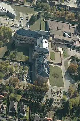 La toiture plate du bâtiment des Archives départementales (en haut à droite), à côté du château de Bellevue à Yzeure