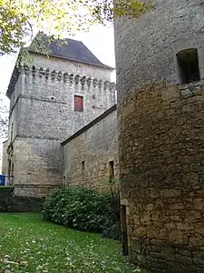 Le pavillon d'entrée et le mur est