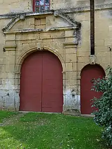 Le portail du pavillon d'entrée avec les traces de l'ancien pont-levis