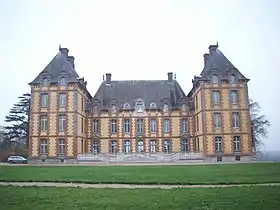 Château du domaine de Merval, monument historique au cœur d'un site naturel classé.