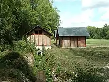 Photographie en couleurs de petites maisonnettes construites en brique.