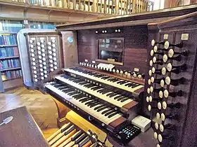 Photographie en couleurs des claviers d'un orgue.