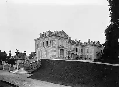 Le château de Carlepont, façade arrière en 1908.