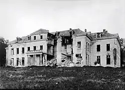 Ruines du château de Carlepont, en 1917, pendant la Première Guerre mondiale.