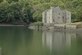 Vue du château de Castanet au bord du lac, en 2017.