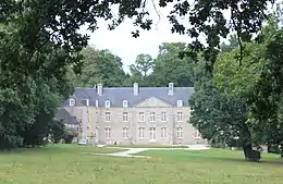 Château de Castely compris les communs, le colombier, la chapelle et le jardin avec son mur de clôture