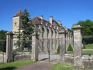 Entrée et façade du château de Cessey.