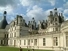 Terrasses à l'italienne couronnées de balustrades sculptées, hérissées de lanternons, lucarnes, petits dômes et clochetons