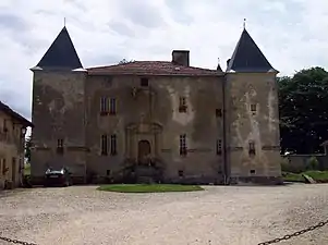 Ferme fortifiée dans le hameau de Charmois.