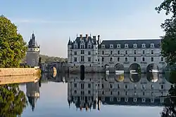 La façade ouest et la Tour des Marques depuis la rive gauche du Cher.