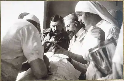 Simone Menier, infirmière major et administratrice de l'hôpital de Chenonceau pendant une opération, entre 1914 et 1918.