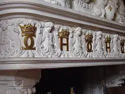Manteau supérieur de la cheminée avec les initiales de Catherine de Médicis et Henri II